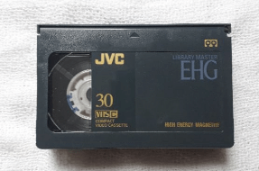 Fita VHS-C JVC EHG compacta com etiqueta original